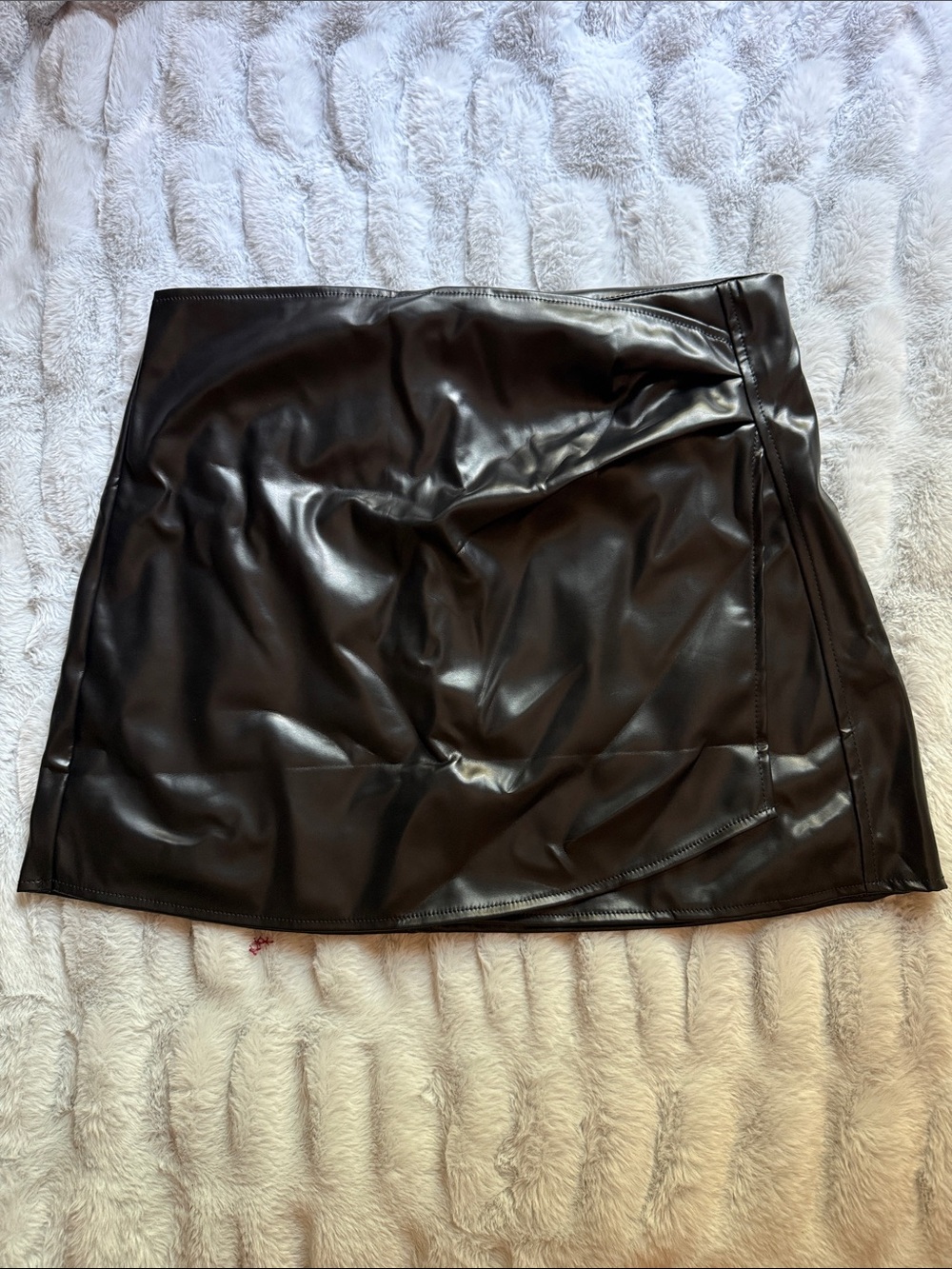 SHEIN Shiny Black Faux Leather Mini Skirt
